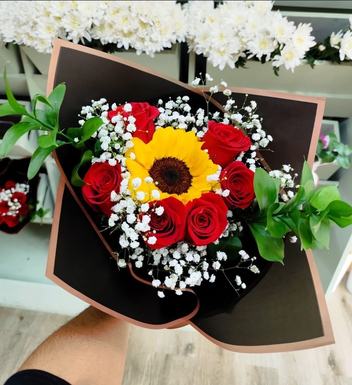 Ramo de Rosas y Girasol